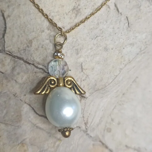 Pearl Angels wings necklace and earrings set - Picture 5 of 5